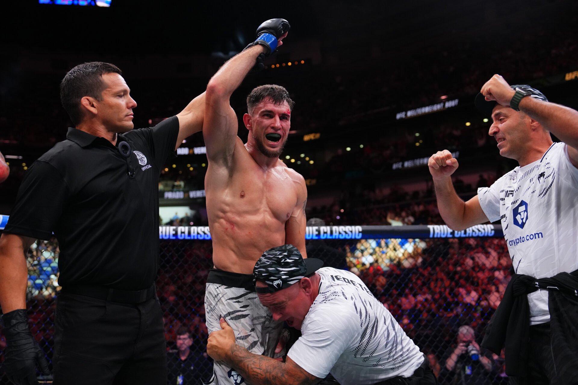 Николай Веретенников одержал первую победу в UFC