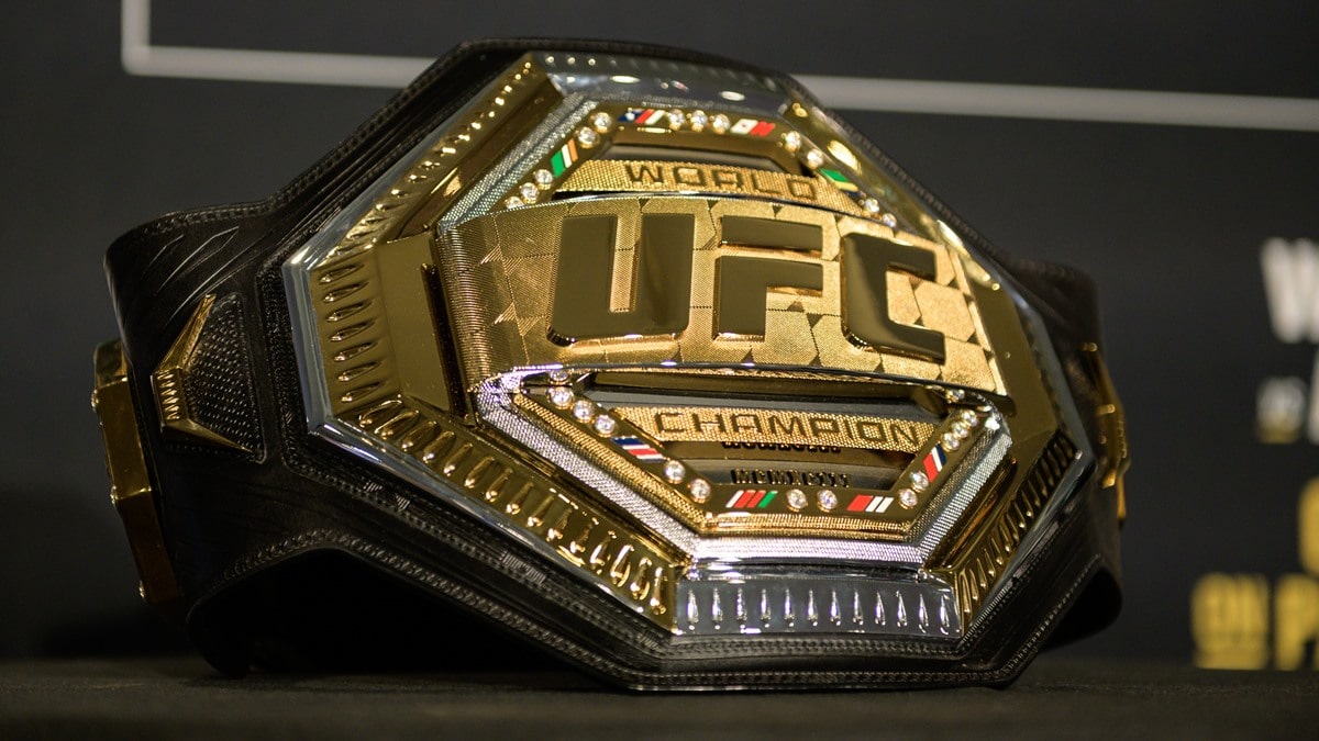 UFC бұрынғы чемпионын шеттетіп тастады: октагоннан тыс төбелескен